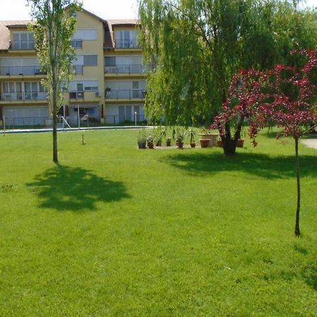 Venusz Apartman Cserkeszőlő Buitenkant foto