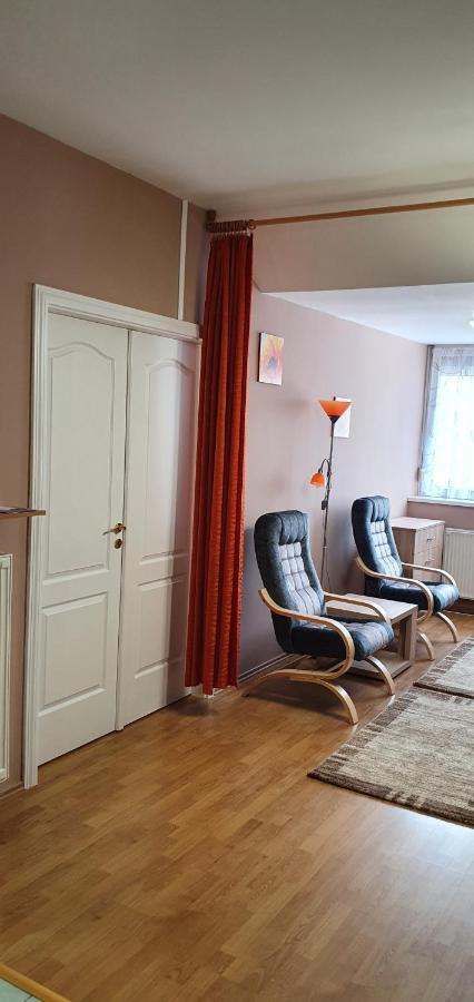 Venusz Apartman Cserkeszőlő Buitenkant foto