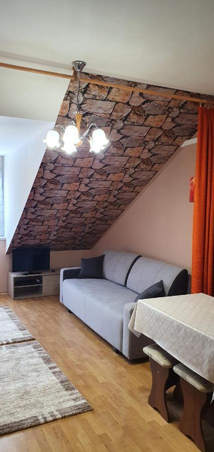 Venusz Apartman Cserkeszőlő Buitenkant foto