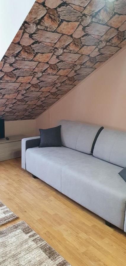 Venusz Apartman Cserkeszőlő Buitenkant foto