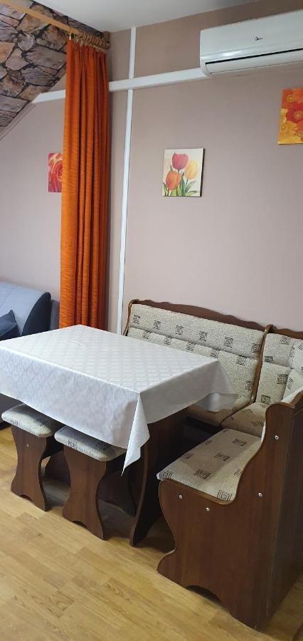 Venusz Apartman Cserkeszőlő Buitenkant foto