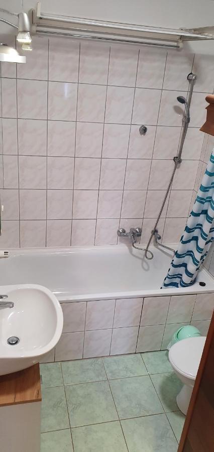 Venusz Apartman Cserkeszőlő Buitenkant foto