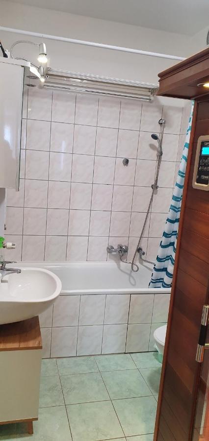 Venusz Apartman Cserkeszőlő Buitenkant foto