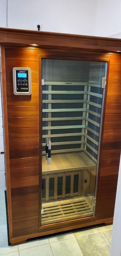 Venusz Apartman Cserkeszőlő Buitenkant foto