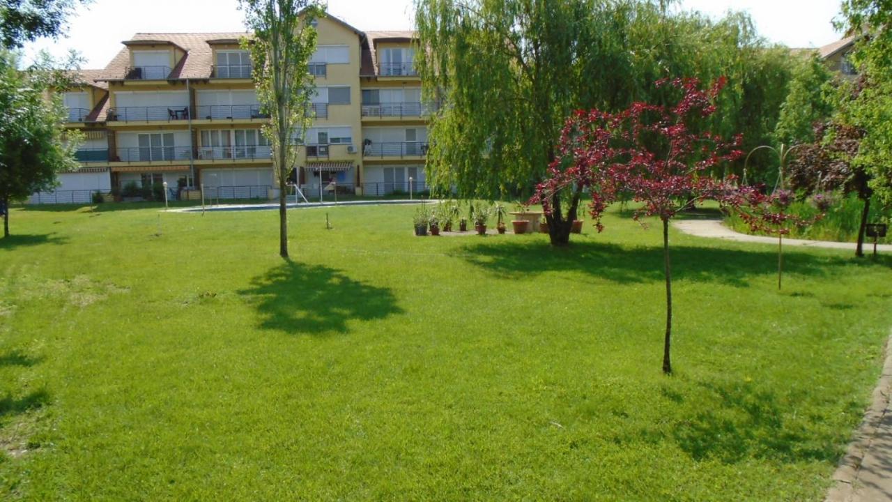 Venusz Apartman Cserkeszőlő Buitenkant foto